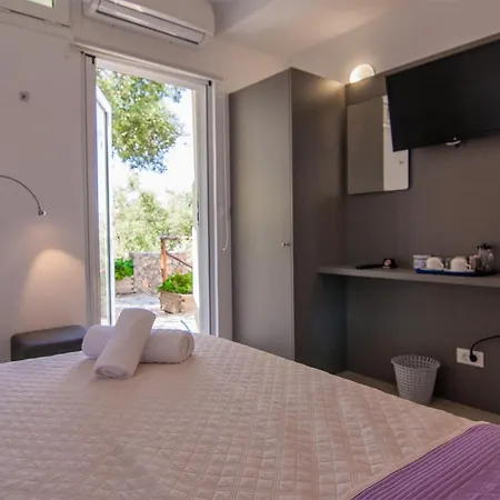 Dio Petres Bed & Breakfast *